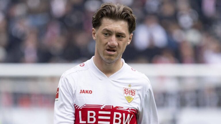 Angelo Stiller im Trikot des VfB Stuttgart beim Passspiel auf dem Spielfeld