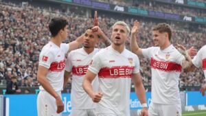 Jubelnde Spieler des VfB Stuttgart nach der erfolgreichen Qualifikation für die Champions League in Frankfurt