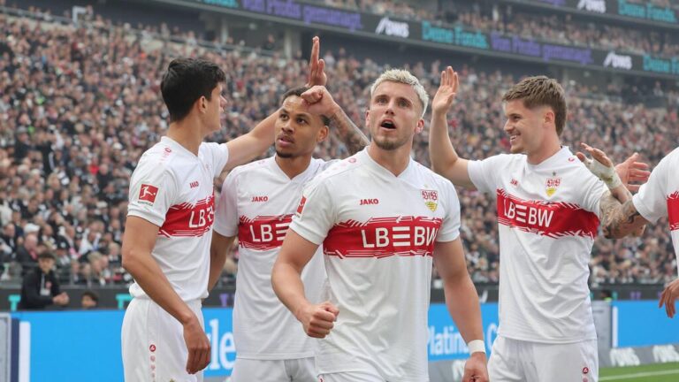 Jubelnde Spieler des VfB Stuttgart nach der erfolgreichen Qualifikation für die Champions League in Frankfurt