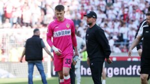 Torhüter Alexander Nübel im Trikot des VfB Stuttgart mit nachdenklichem Gesichtsausdruck auf dem Spielfeld.