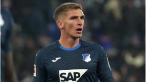Grischa Prömel bei seiner offiziellen Vorstellung als Neuzugang des VfB Stuttgart im Trikot der Schwaben.
