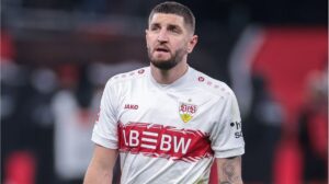 Innenverteidiger Jeff Chabot im Trikot des VfB Stuttgart konzentriert auf dem Platz