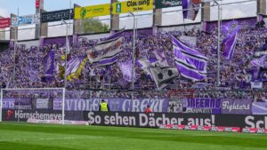 Spieler des VfL Osnabrück feiern mit dem Meisterpokal der 3. Liga vor den Fans an der Bremer Brücke