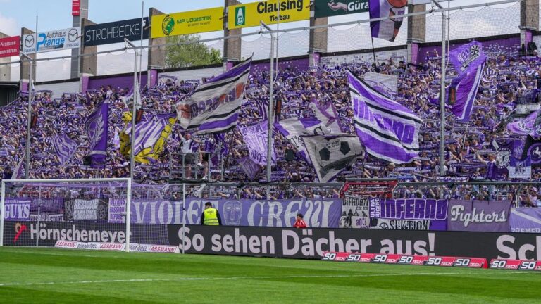 Spieler des VfL Osnabrück feiern mit dem Meisterpokal der 3. Liga vor den Fans an der Bremer Brücke