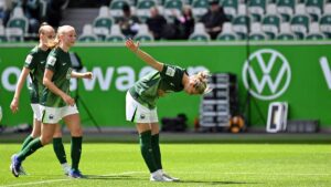 Alexandra Popp verabschiedet sich unter Tränen von den Fans im Stadion des VfL Wolfsburg