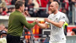 Dieter Hecking und Christian Eriksen vom VfL Wolfsburg fokussiert vor dem Relegationsspiel