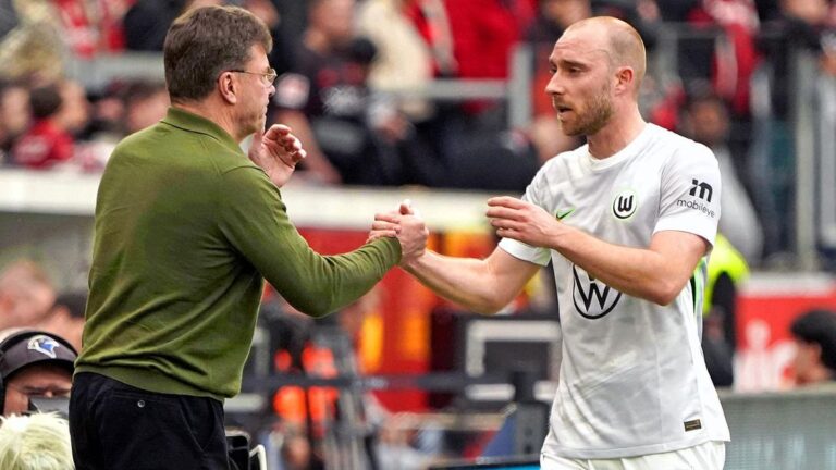 Dieter Hecking und Christian Eriksen vom VfL Wolfsburg fokussiert vor dem Relegationsspiel