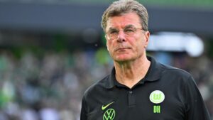 Trainer Dieter Hecking vom VfL Wolfsburg blickt konzentriert vom Spielfeldrand