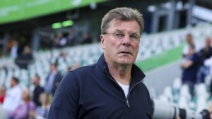 Trainer Dieter Hecking vom VfL Wolfsburg steht gestikulierend und fokussiert an der Seitenlinie