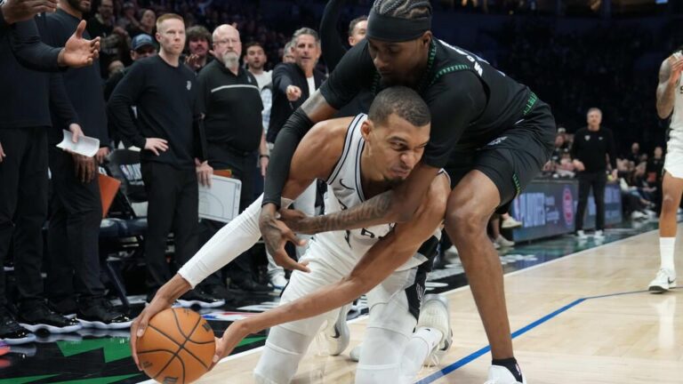 Victor Wembanyama wirft den Ball für die San Antonio Spurs im NBA-Playoff-Spiel gegen die Minnesota Timberwolves.