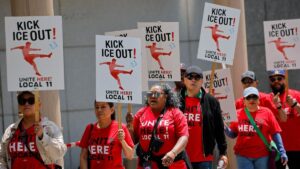 Protestierende Stadionarbeiter vor dem SoFi Stadium in Los Angeles mit Gewerkschaftsschildern