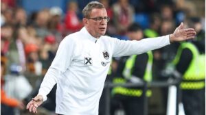 Nationaltrainer Ralf Rangnick beobachtet konzentriert das Training der österreichischen Nationalmannschaft.