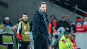 Bundestrainer Julian Nagelsmann steht mit nachdenklichem Blick am Spielfeldrand
