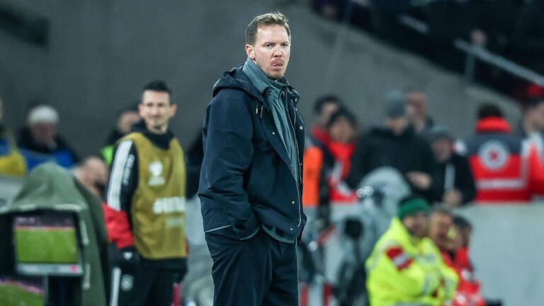 Bundestrainer Julian Nagelsmann steht mit nachdenklichem Blick am Spielfeldrand