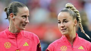 Torhüterin Ann-Katrin Berger im Trikot der DFB-Frauen schaut konzentriert auf dem Spielfeld