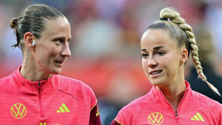 Torhüterin Ann-Katrin Berger im Trikot der DFB-Frauen schaut konzentriert auf dem Spielfeld