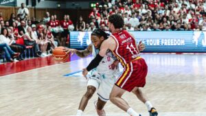 Basketballspieler der Würzburg Baskets und Telekom Baskets Bonn im direkten Zweikampf während der BBL-Playoffs