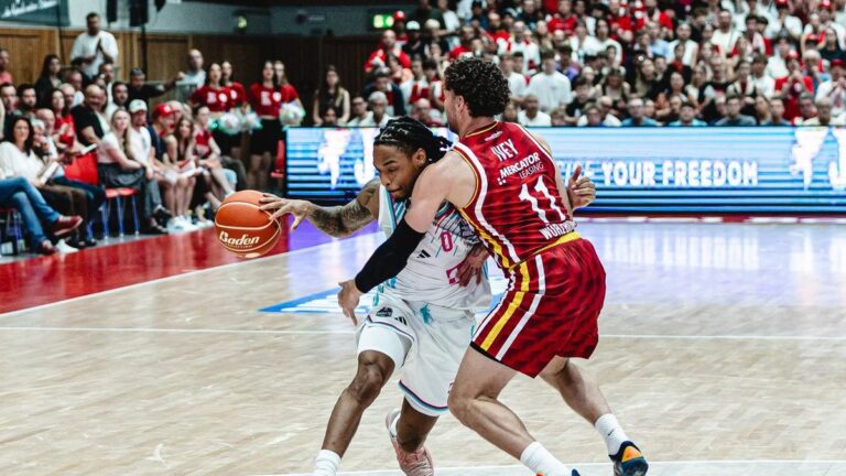 Basketballspieler der Würzburg Baskets und Telekom Baskets Bonn im direkten Zweikampf während der BBL-Playoffs