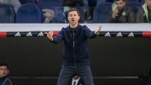 Xabi Alonso im Anzug gestikulierend am Spielfeldrand