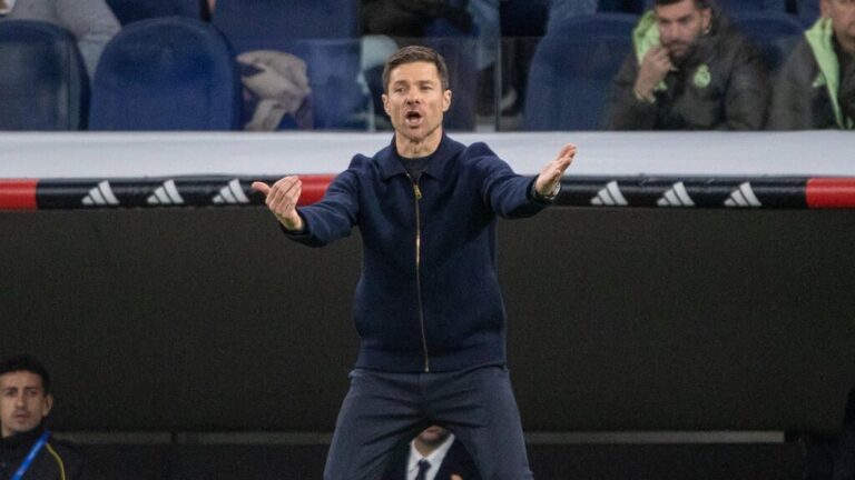 Xabi Alonso im Anzug gestikulierend am Spielfeldrand