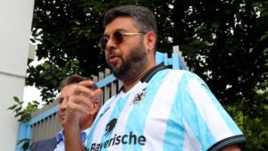 Enttäuschte Spieler von 1860 München sitzen nach dem feststehenden Abstieg auf dem Rasen