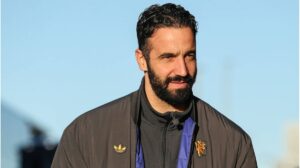 Trainer Ruben Amorim gibt taktische Anweisungen am Spielfeldrand
