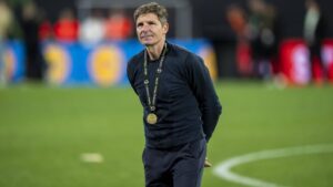Trainer Oliver Glasner gestikuliert anweisend am Spielfeldrand
