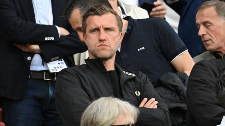 Markus Krösche im Stadion von Eintracht Frankfurt mit nachdenklichem Blick
