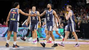 Martin Hermannsson von ALBA Berlin wirft im Spiel der BBL-Playoffs gegen die Bamberg Baskets einen Basketball auf den Korb.