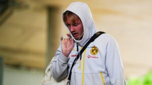 Julian Brandt im Trikot von Borussia Dortmund schaut fokussiert über das Spielfeld.