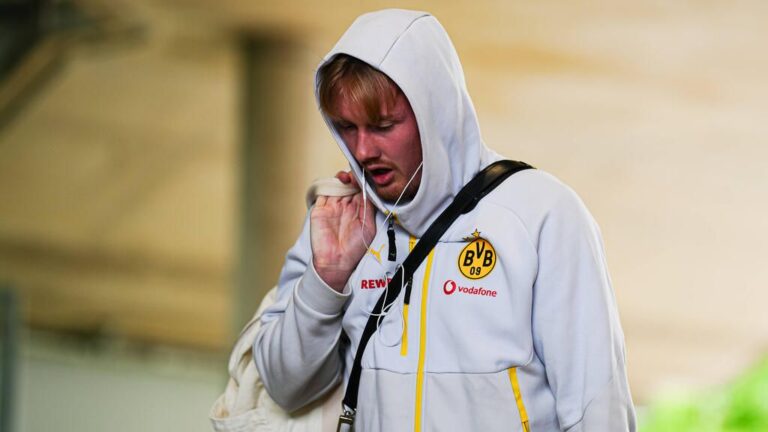 Julian Brandt im Trikot von Borussia Dortmund schaut fokussiert über das Spielfeld.
