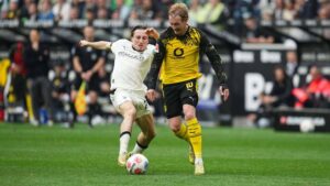 Julian Brandt im Trikot von Borussia Dortmund schaut fokussiert während eines Fußballspiels auf das Spielfeld
