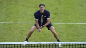 Alexander Zverev blickt nachdenklich auf einem Rasenplatz beim ATP-Turnier in Halle