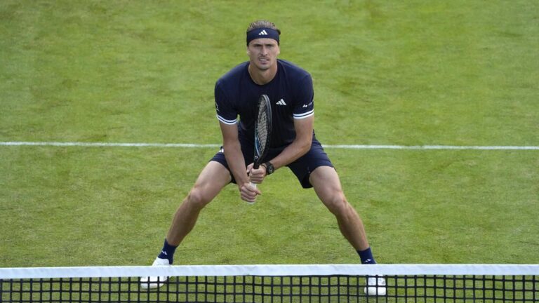 Alexander Zverev blickt nachdenklich auf einem Rasenplatz beim ATP-Turnier in Halle