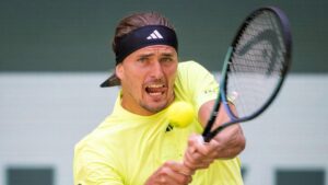 Alexander Zverev beim Aufschlag auf dem Rasenplatz des ATP-Turniers in Halle