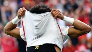 Mohamed Salah sitzt verletzt auf der Ersatzbank von Ägypten und kühlt seinen linken Oberschenkel mit Eis.