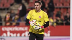 Marc-André ter Stegen im Torwarttrikot blickt konzentriert auf das Spielfeld