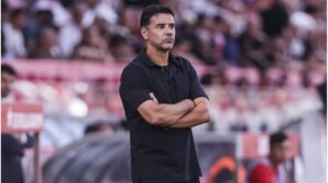 Der spanische Trainer Michel steht an der Seitenlinie und gibt taktische Anweisungen auf dem Platz.