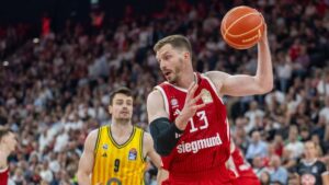 Basketballspieler von Alba Berlin verteidigen aggressiv gegen einen Angreifer des FC Bayern München im BBL-Finale.