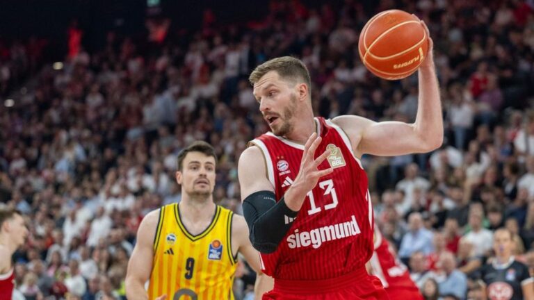 Basketballspieler von Alba Berlin verteidigen aggressiv gegen einen Angreifer des FC Bayern München im BBL-Finale.