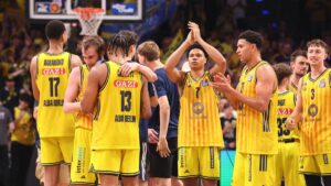 Justin Bean von Alba Berlin bejubelt einen Korbwurf gegen die Verteidigung des FC Bayern München im BBL-Finale