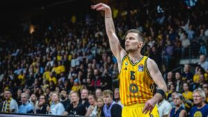 Basketballer von Alba Berlin und dem FC Bayern München kämpfen unter dem Korb um den Ball