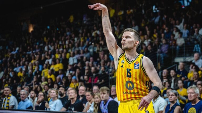 Basketballer von Alba Berlin und dem FC Bayern München kämpfen unter dem Korb um den Ball