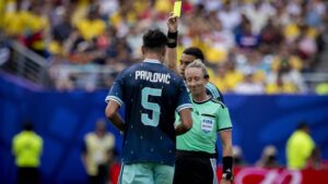 Aleksandar Pavlovic im Trikot der deutschen Nationalmannschaft mit nachdenklichem Gesichtsausdruck auf dem Spielfeld