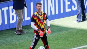 Torhüter Alexander Nübel im Trikot blickt konzentriert auf das Spielfeld