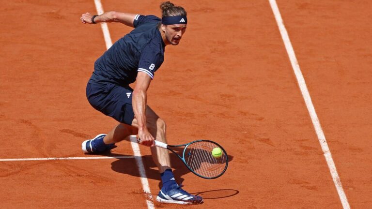 Ein ernster Alexander Zverev bei einer Pressekonferenz während der French Open in Paris