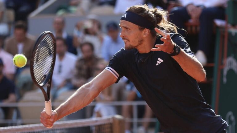Alexander Zverev reckt jubelnd den Pokal nach seinem Sieg im Finale der French Open in Paris in die Höhe.
