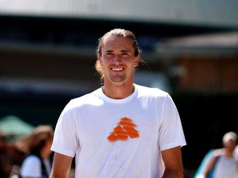 Alexander Zverev schlägt beim Tennis-Turnier in Wimbledon auf dem Rasenplatz auf