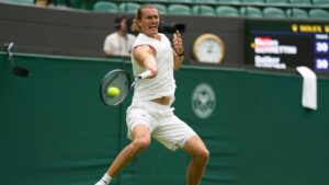 Alexander Zverev schlägt einen Ball auf dem Rasenplatz in Wimbledon