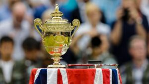 Alexander Zverev konzentriert vor einem Aufschlag auf dem Rasen von Wimbledon